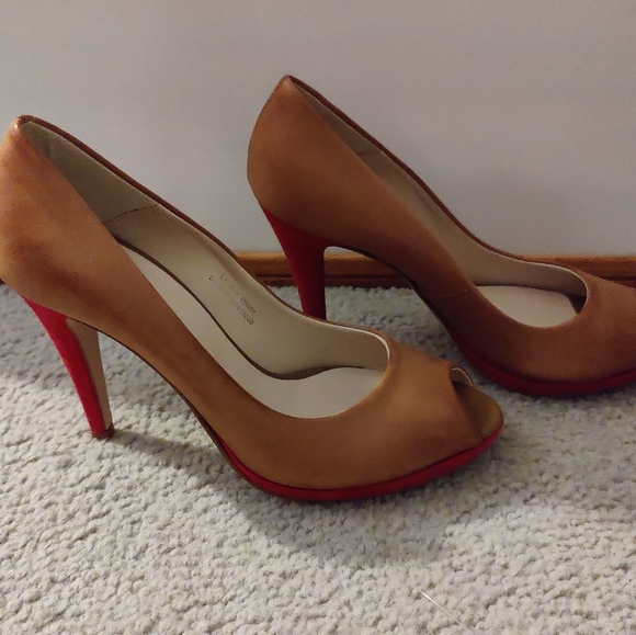 Le Chateau Burnished Leather Tan Peep Toe Pump - Picture 2 of 7